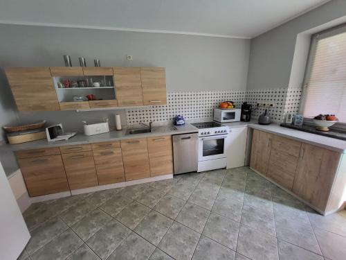 una cucina con armadi in legno e un piano cottura bianco con forno di Land,Wald und Wiese a Jürgenstorf