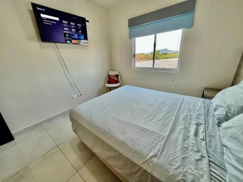 une chambre à l'hôpital avec un lit et une fenêtre dans l'établissement Kentia 27, Residencial privado, accesible y cómodo, à Culiacán