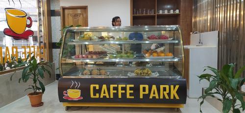 um carrinho de café com comida em exposição em Park Hyatt Dhaka em Daca