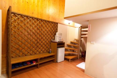 Habitación con pared de madera, banco y escaleras. en Bay of Stars, en Jian