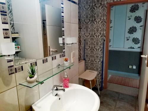 a bathroom with a white sink and a shower at Große Wohnung in dritter Etage mit Terrasse im Altstadtzentrum - Ferienwohnung Chiplakoff in Blankenburg
