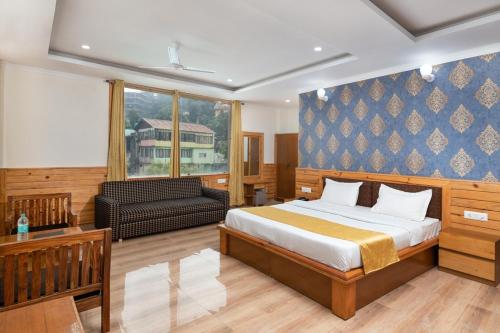 ein Schlafzimmer mit einem Bett und einem Sofa darin in der Unterkunft Mcleodgunj Mountain view in Dharamshala