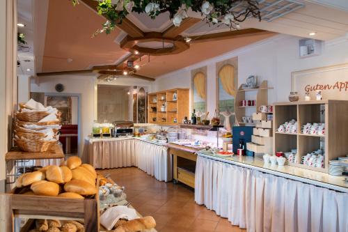 una panadería con mucha comida en exposición en Hotel Altneudörflerhof, en Bad Radkersburg