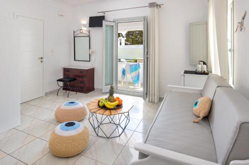 un soggiorno con un divano e un tavolo di Villa Soula a Firà