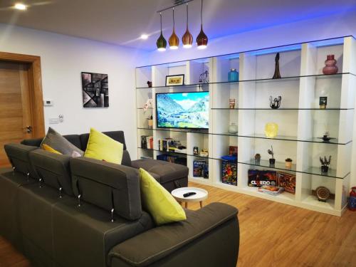 sala de estar con sofá y TV en Ard Kielin Apartment Luxury 2 bedroom in Killarney, en Killarney