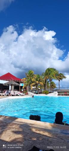 Hồ bơi trong/gần Eden 's paradise