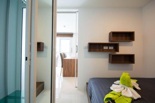 Postel nebo postele na pokoji v ubytování Mantra Beach condominium M257