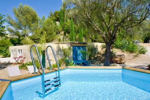 una piscina con 2 toboganes en un patio en L'ATELIER - Piscine - Dans les vignes - Cassis en Cassis