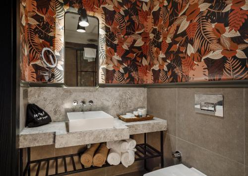 een badkamer met een wastafel en een spiegel bij Sherwood Premio Hotel in Antalya