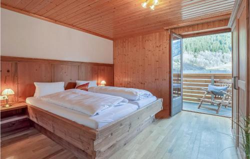 Beautiful Home In St, Gallenkirch With 6 Bedrooms, Sauna And Wifi في Aussersiggam: غرفة نوم بسرير وشرفة