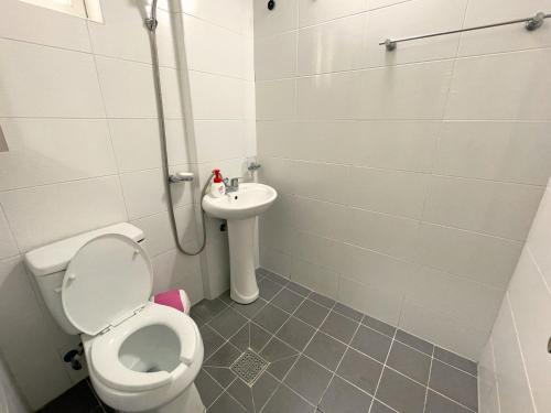 La salle de bains est pourvue de toilettes et d'un lavabo. dans l'établissement Inhere Guesthouse, à Gyeongju