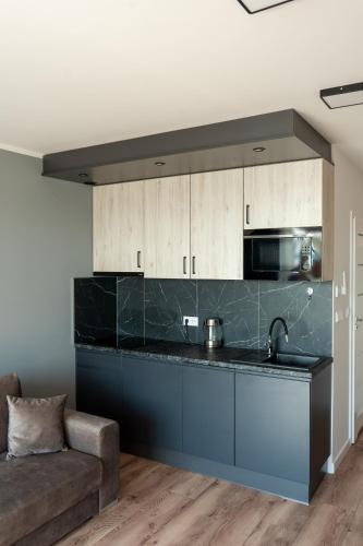 Kuchyň nebo kuchyňský kout v ubytování OW Mewa domki apartamenty nad jeziorem
