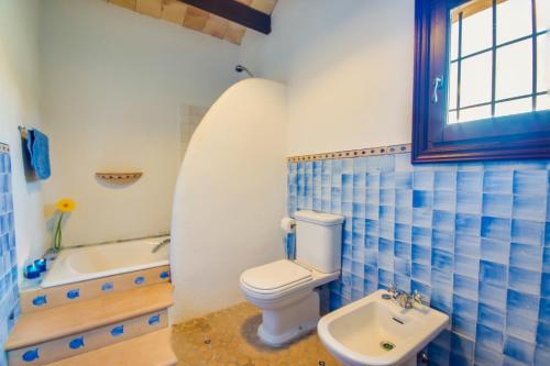 W łazience znajduje się toaleta, wanna i umywalka. w obiekcie Ideal Property Mallorca - Es Puput w mieście Petra