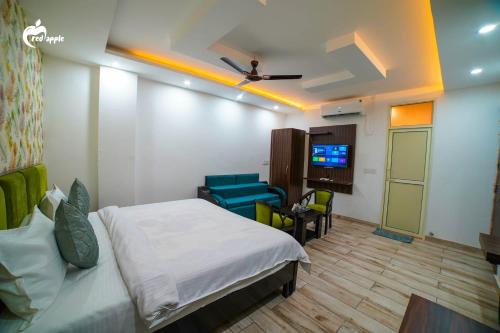 a hotel room with a bed and a tv at Hotel Red Apple Near Railway Station Chandigarh in Manī Mājra