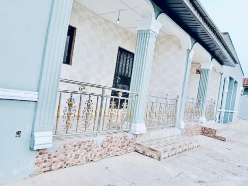 um alpendre de uma casa com uma cerca e um portão em 8 bedroom holiday home with great ambiance em Ofatedo