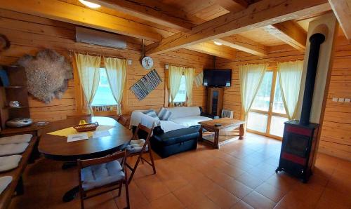 ein Wohnzimmer mit einem Sofa und einem Tisch in der Unterkunft Chata Raj in Hrabušice