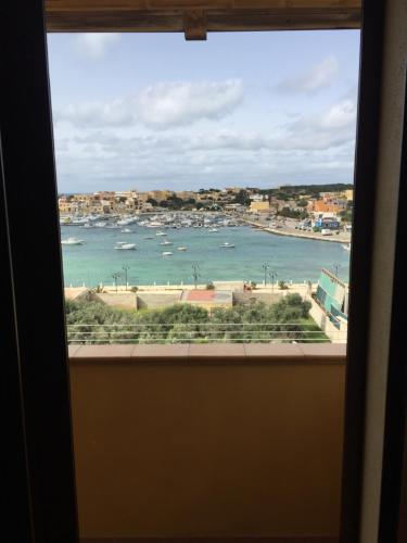 Elle offre une vue sur l'océan depuis sa fenêtre. dans l'établissement Mamalù Centro, à Lampedusa