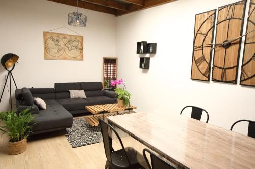sala de estar con sofá y mesa en Villa Pitaya en Le Tampon