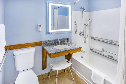 y baño con lavabo, aseo y bañera. en Super 8 by Wyndham Johnstown/Gloversville, en Johnstown