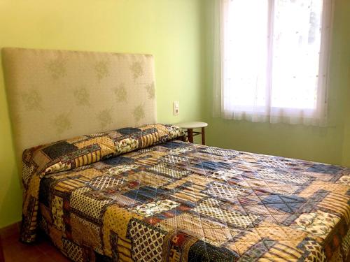 - une chambre avec un lit doté d'une couette dans l'établissement APARTAMENTO EDISON,PARKING, PISCINA VISTAS AL MAR, Castellón de la Plana