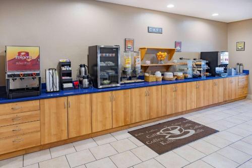 Příslušenství pro přípravu čaje a kávy v ubytování Microtel Inn & Suites by Wyndham Johnstown