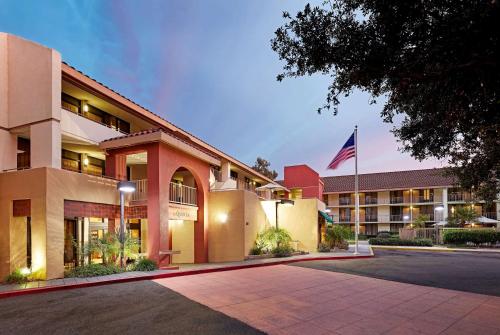 サウザンドオークスにあるLa Quinta by Wyndham Thousand Oaks-Newbury Parkのアメリカ国旗を掲げたホテル