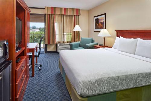 a hotel room with a bed and a television at La Quinta by Wyndham Thousand Oaks-Newbury Park in Thousand Oaks