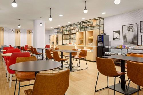 Posezení v ubytování Ramada by Wyndham Madrid Tres Cantos