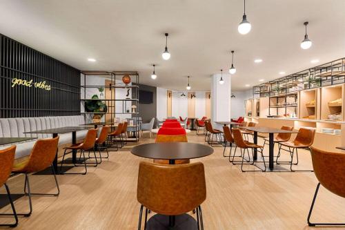 Posezení v ubytování Ramada by Wyndham Madrid Tres Cantos