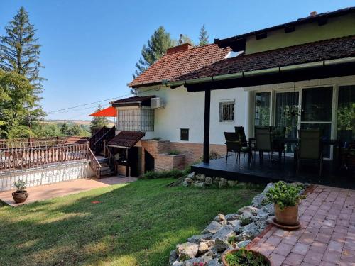 Casa con porche y patio en P10 Nyaraló, en Magyarhertelend