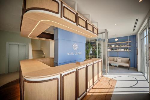 a kitchen with a bunk bed in a room at Hotel Leonor Conil in Conil de la Frontera