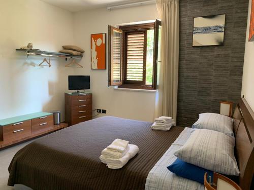 1 dormitorio con 1 cama con 2 toallas en Villa Amalia, en Avellino