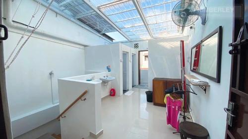 een witte badkamer met een wastafel en een douche bij 24 Kimberley in George Town