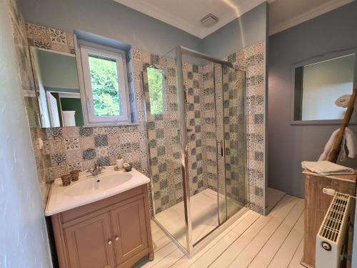 a bathroom with a shower and a sink at La Terrasse de l'Estuaire - Honfleur in Honfleur