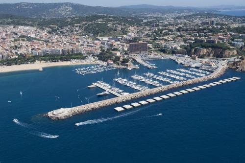 una vista aérea de un puerto deportivo con barcos en el agua en La Casa De Papou I en Sant Feliu de Guixols
