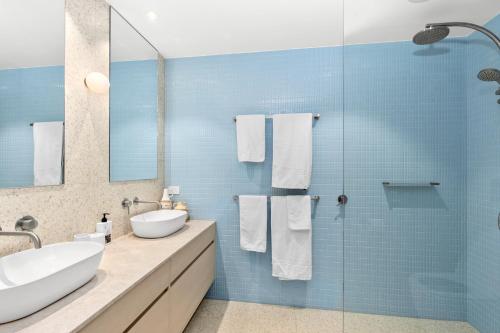 baño con 2 lavabos y ducha de cristal en LUXE @ THE TERRACE- BRAND NEW, 250M- BEACH + TOWN!, en Ocean Grove