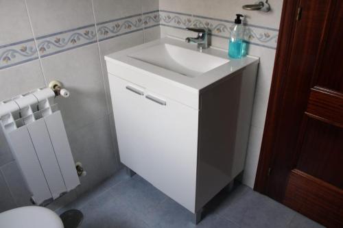 スアンセスにあるApartamento Cadiの白い洗面台とトイレのあるバスルーム