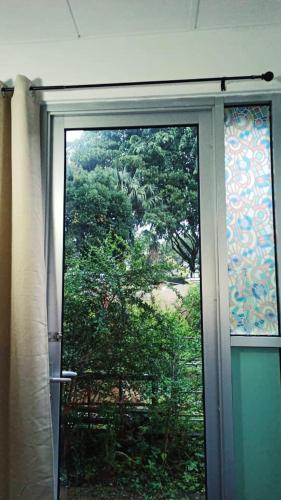 a window with a view of a tree at Bdr Bukit Tinggi Klang Tropicana Garden Homestay in Klang