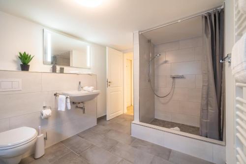 威克奧夫弗爾的住宿－Haus Bilby，带淋浴、卫生间和盥洗盆的浴室