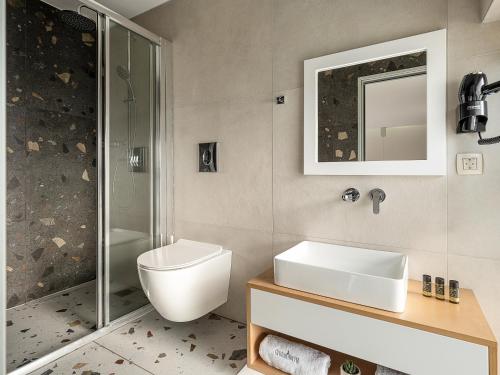 een badkamer met een toilet, een wastafel en een douche bij Cretan Berry Kondylaki in Chania