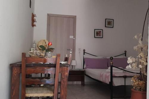 a bedroom with a bed and a table and a table sidx sidx sidx at Το σπίτι της Ελένης in Vlakhiá