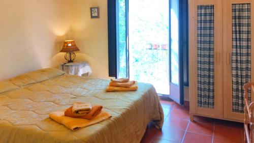 1 dormitorio con 1 cama con 2 toallas en Monteviste, en Bugnara