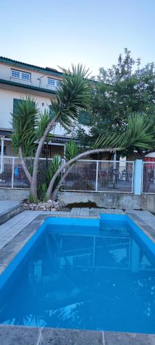 una piscina azul frente a un edificio en Mira Pombeira, en Castro Daire