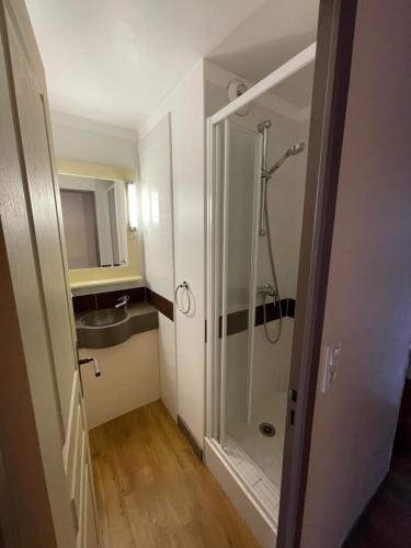y baño con ducha y lavamanos. en Village Cap Esterel duplex vue mer centre, en Agay - Saint Raphael