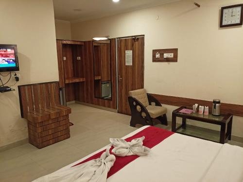 a hotel room with a bed and a tv at DIDI Hotel Alambagh in Alambagh