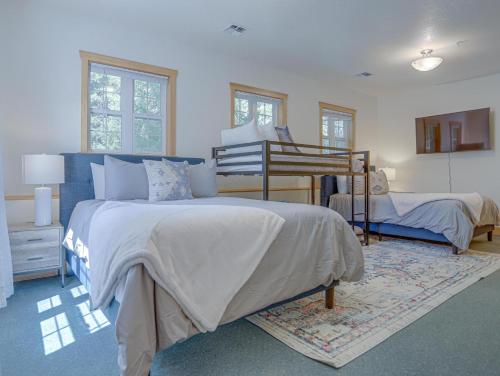 Un dormitorio con dos literas en una habitación. en The Coho Lodge at Government Camp - Meredith Lodging, en Government Camp