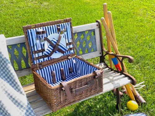 a wicker basket sitting on top of a park bench at Maison Manechal in Monfaucon