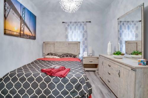 ein Schlafzimmer mit einem Bett mit einer roten Tasche darauf in der Unterkunft Modern & Private 1-Bedroom Apartment in Windsor
