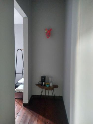 una habitación con una mesa y un reloj en la pared en Casa la 15 Pereira, en Pereira