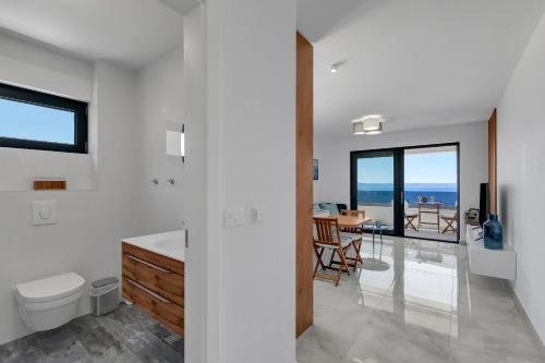ein Bad mit WC und eine Küche mit Meerblick in der Unterkunft Apartment Nizza in Makarska